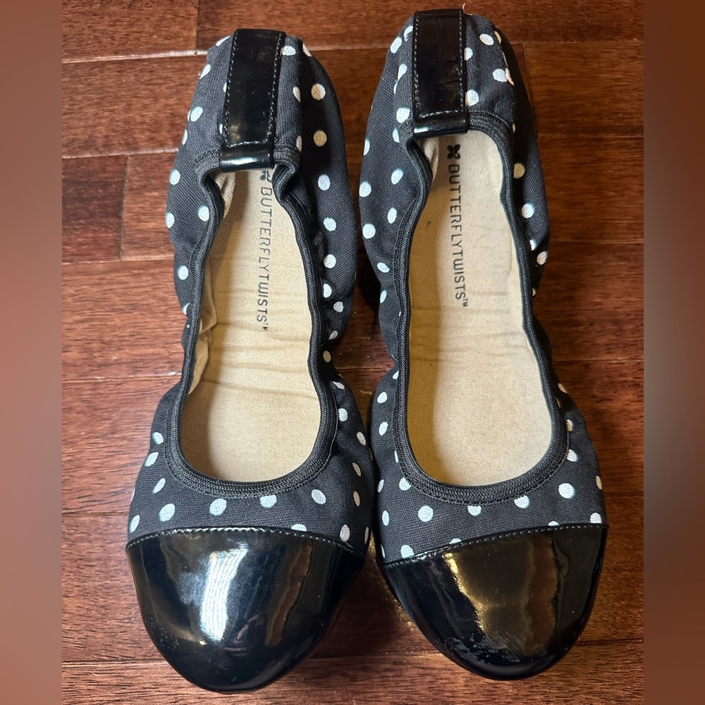 Butterfly Twists foldable black and white polka dot flat shoes size 8